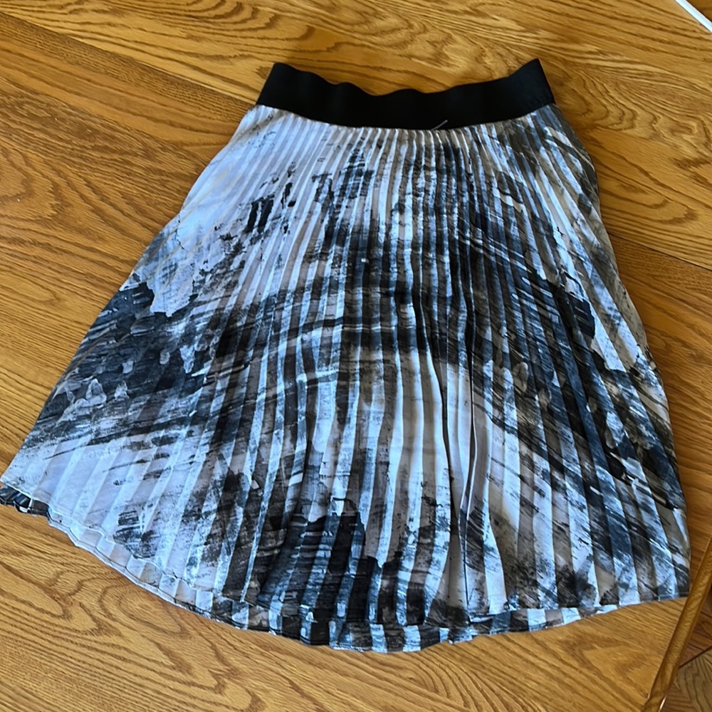 Apt 9 Medium Black/Grey Pleated Skirt